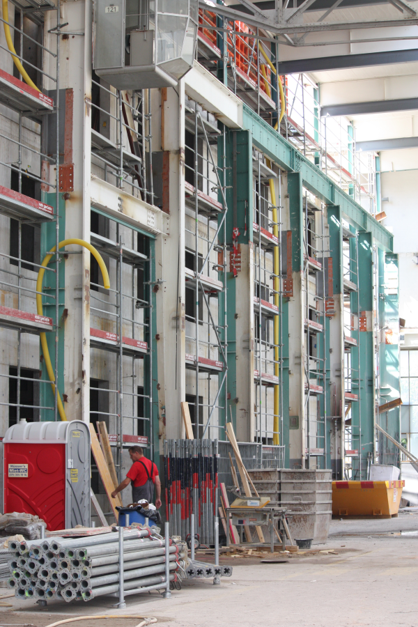 Aussenfassade des Hotels mit Blick auf die zukünftige Event-Halle