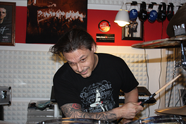 Lukas Soland in seiner Drum-Schule in den Katakomben vom Trafo Baden