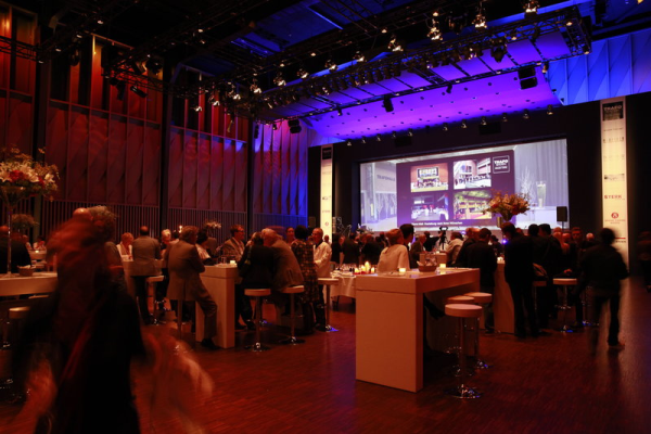 Die Trafo Halle im Lounge look