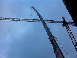 Der "Monster"-Kran, der den normalen Kran aus der Trafohalle heben musste