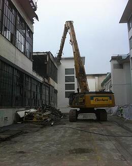 Der grosse Abbruch-Bagger, der auf der Trafo-Baustelle zum Einsatz kam