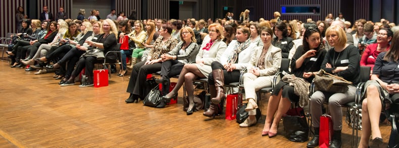 Interessiertes Publikum am Miss Moneypenny Event 2016 im Trafo Baden